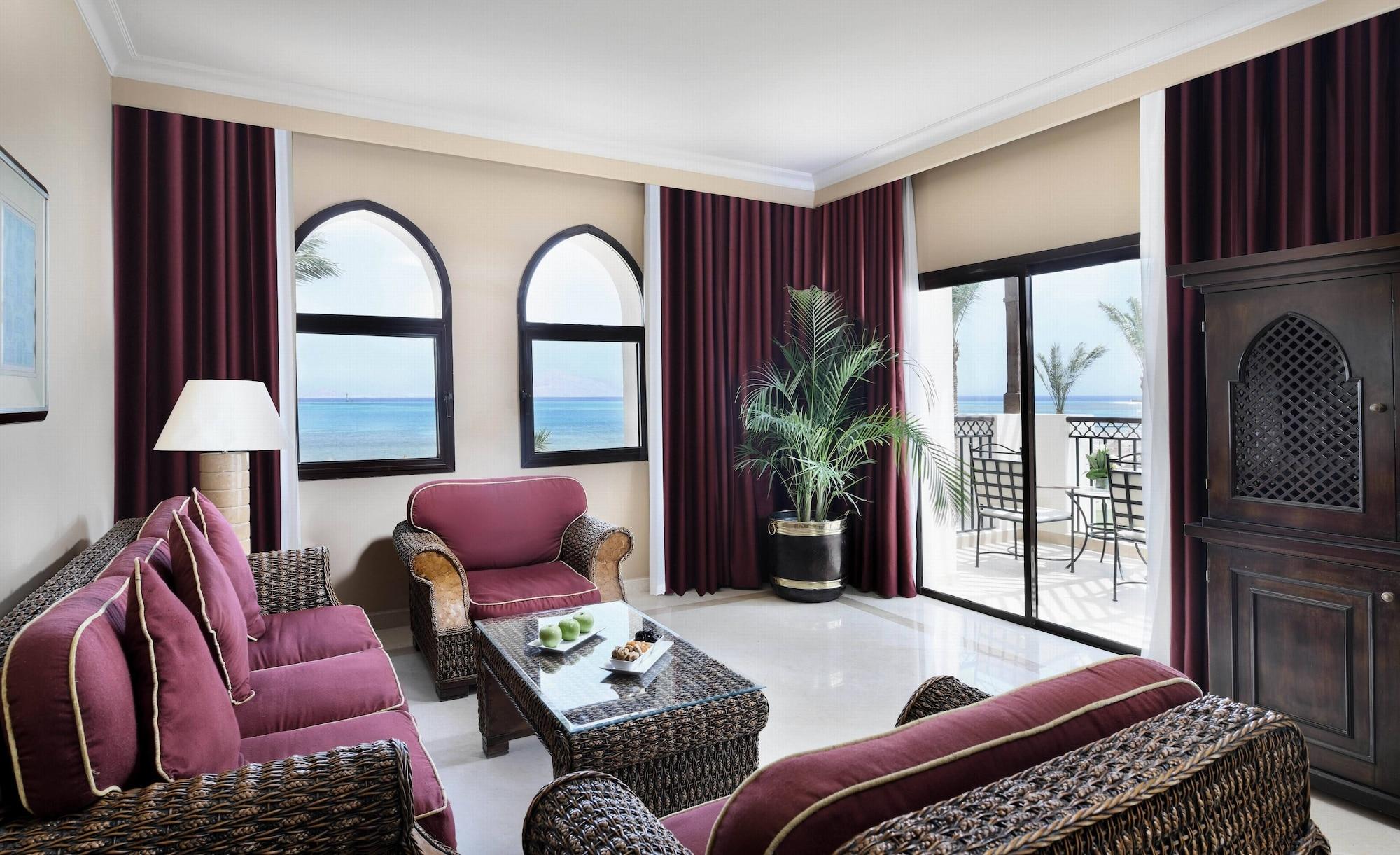Jaz Belvedere Resort Sarm es-Sejk Kültér fotó A living room with a view of the sea