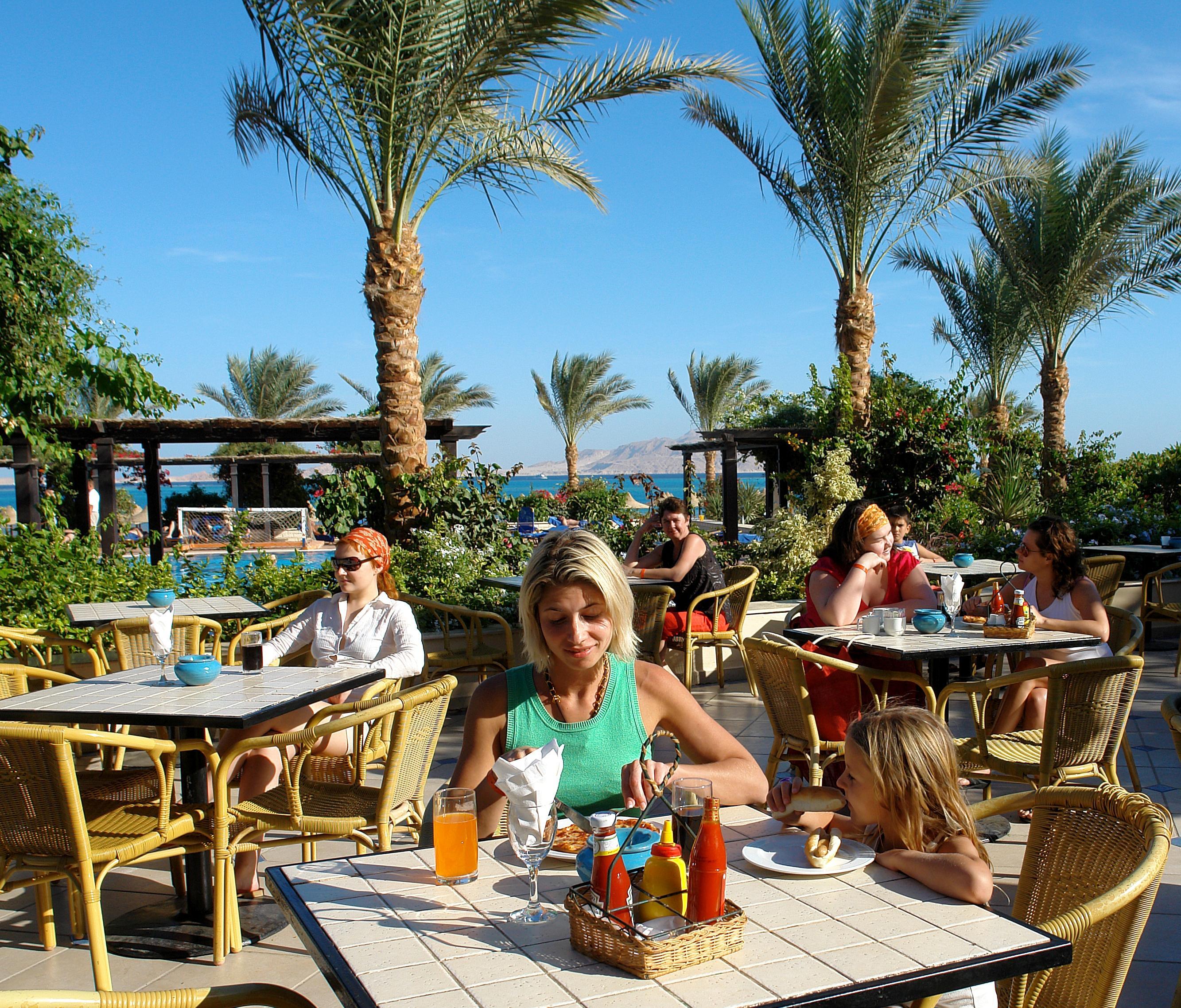 Jaz Belvedere Resort Sarm es-Sejk Kültér fotó Tourists at a resort in Sharm El Sheikh